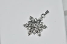 Load image into Gallery viewer, Schneeflocke Anhänger mit SWAROVSKI ELEMENTS pink crystal ab Schneekönigin