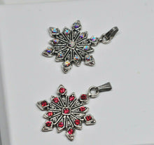 Load image into Gallery viewer, Schneeflocke Anhänger mit SWAROVSKI ELEMENTS pink crystal ab Schneekönigin