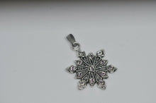 Load image into Gallery viewer, Schneeflocke Anhänger mit SWAROVSKI ELEMENTS pink crystal ab Schneekönigin